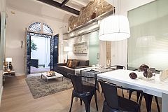 when you’ll visit this Barcelona holiday apartment for rent, you’ll enjoy its dark wooden flooring and beautifully arched doorway