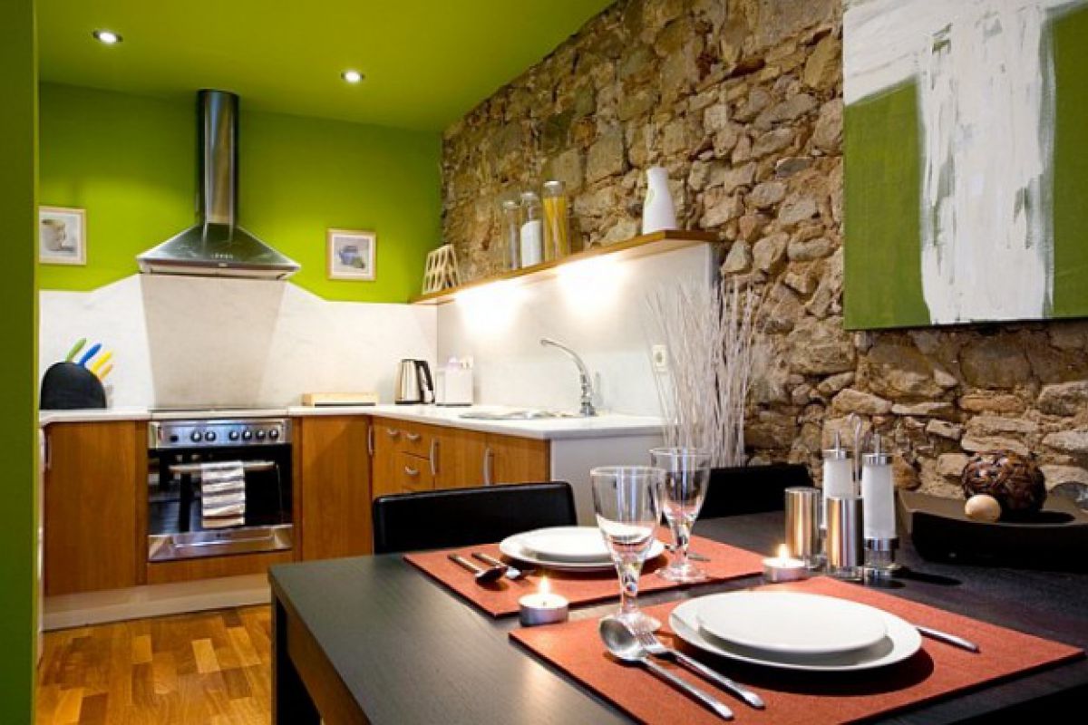 dinig table and kitchen studio apartment in El Born district in Barcelona apartments for rent in Bacelona center