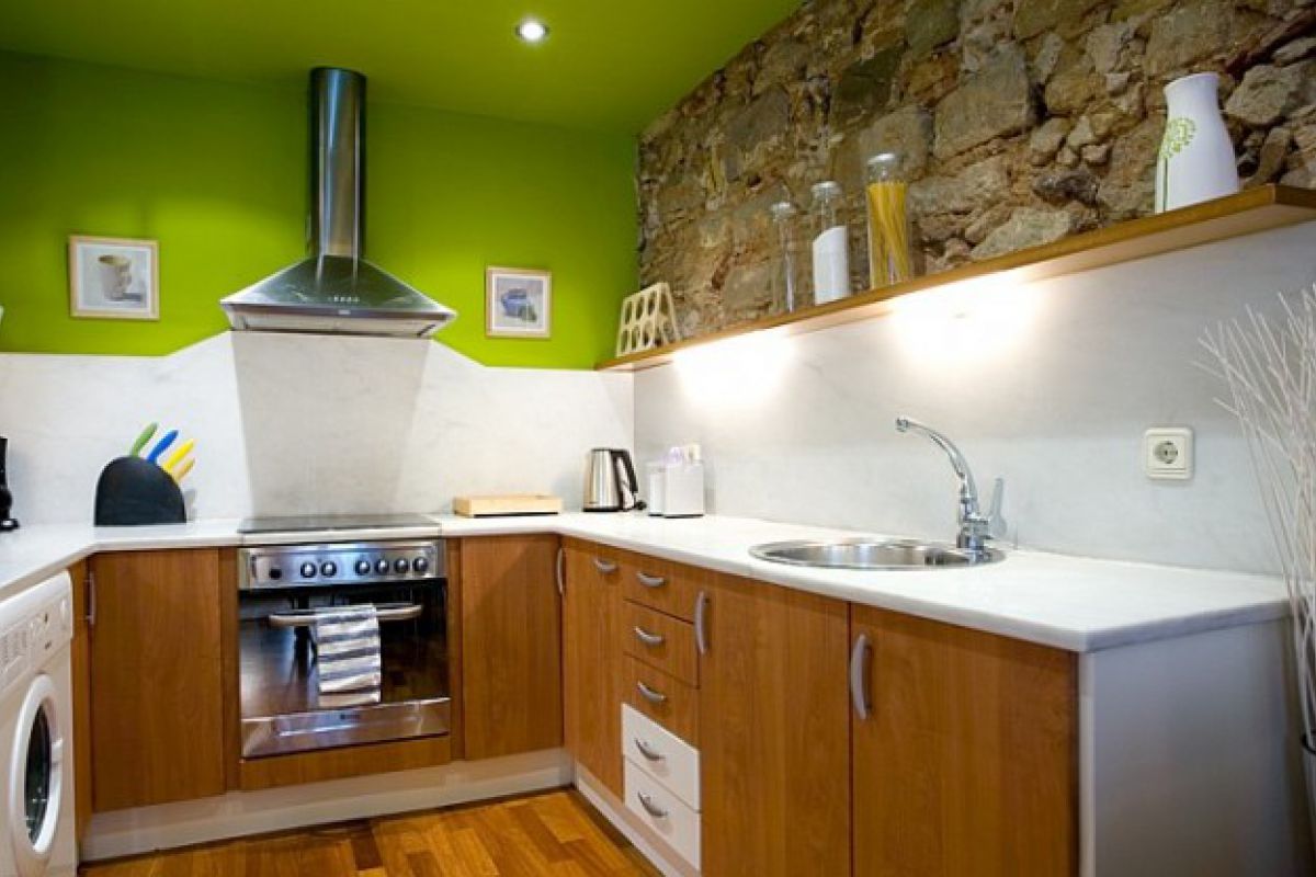 kitchen with design in Barcelona apartments for rent in Bacelona center the Born district.