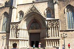 Santa Maria del Mar Basilica next to the Picasso studio in El Born area in Barcelona apartments for short term rentals and monthly rentals for holiday rentals