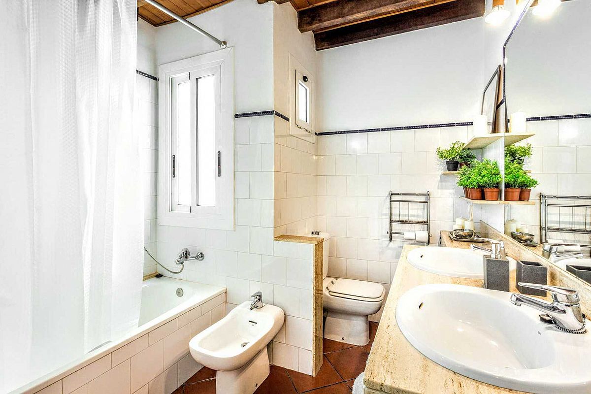 master ensuite bathroom in this 2 bathrooms flat in the Eixample