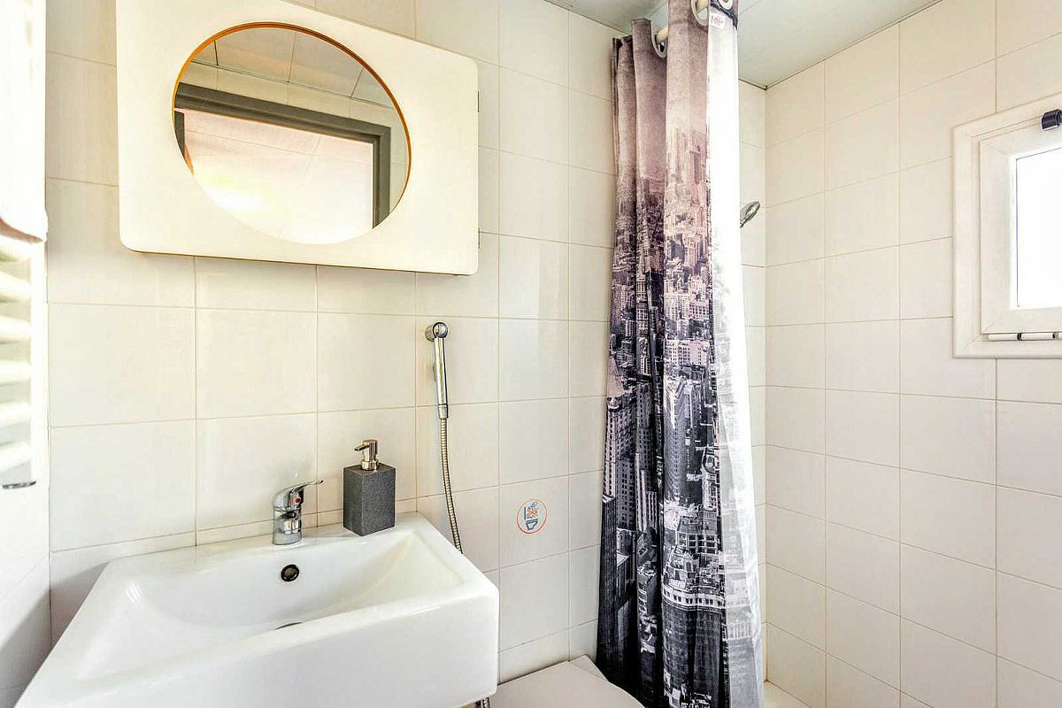 you’ll find the two bathrooms more than adequate for your party in this apartment in the Eixample left of Barcelona