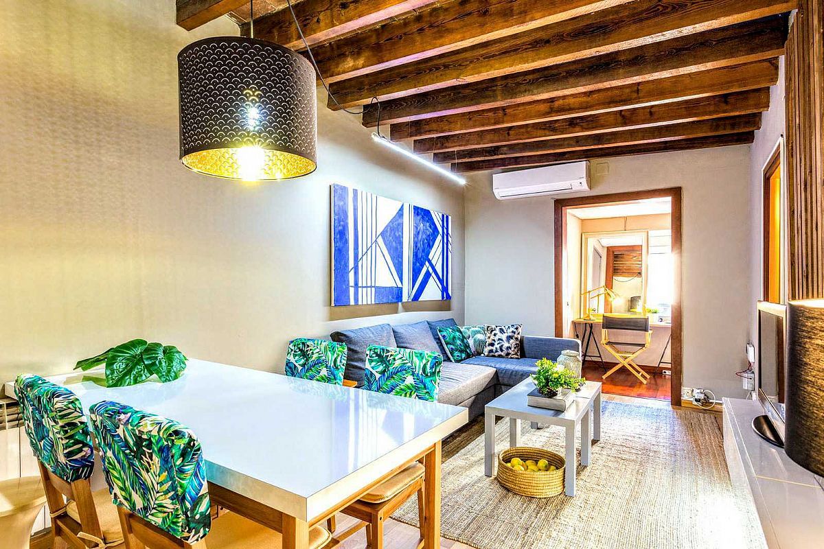 the living and dining spaces make unique the atmosphere of this short term rental In Barcelona, make it your home away from home.