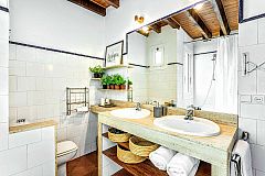 master bathroom with bathtub in this penthouse in Barcelona