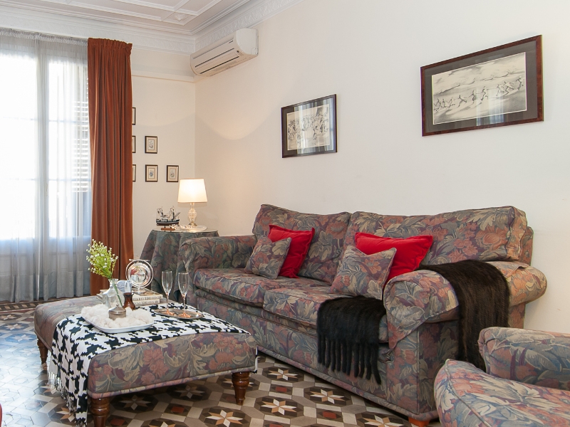 Salón de apartamento en Eixample antes de la reforma Bizflats